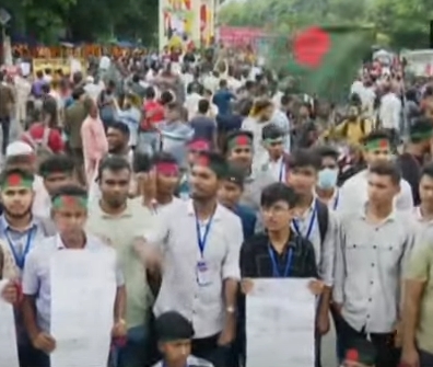জুলাই সনদ বাস্তবায়নের দাবিতে শাহবাগে অবস্থান