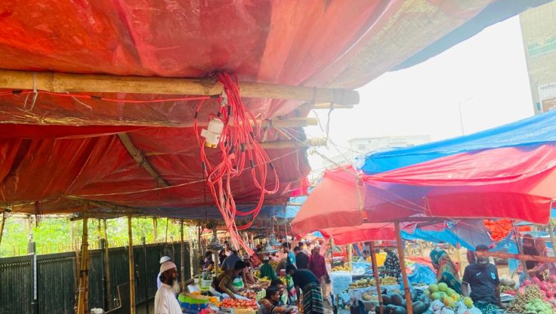 যাত্রাবাড়ী থানার পাশে রমরমা রাস্তার উপর ফলবাজার: প্রশাসনের নীরবতা না স্বার্থের ছায়া?”